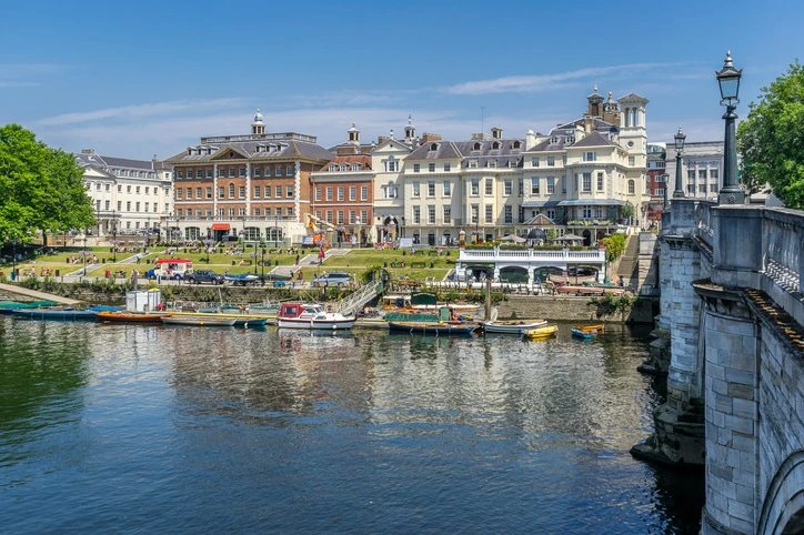 A body of water with boats and buildings in the background