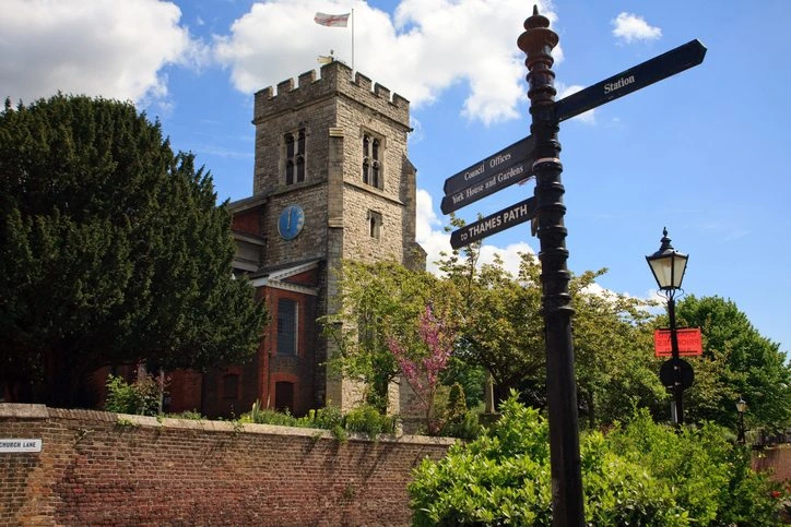 Church with arrows pointing towards Thames Path
